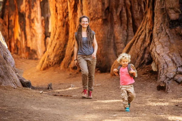 Rodina Chlapcem Návštěva Národního Parku Sequoia Kalifornii Usa — Stock fotografie