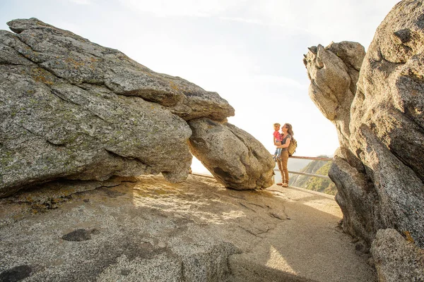 Család Megfelel Naplementét Moro Rock Sequoia Nemzeti Park Kalifornia Usa — Stock Fotó