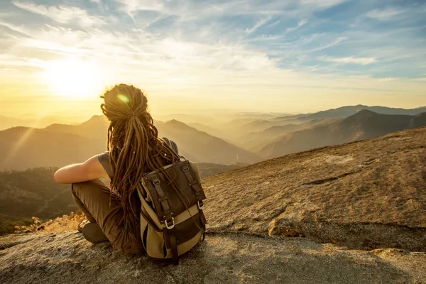 Uzun yürüyüşe çıkan kimse Sequoia national park, California, ABD Moro kayada günbatımı karşılar.