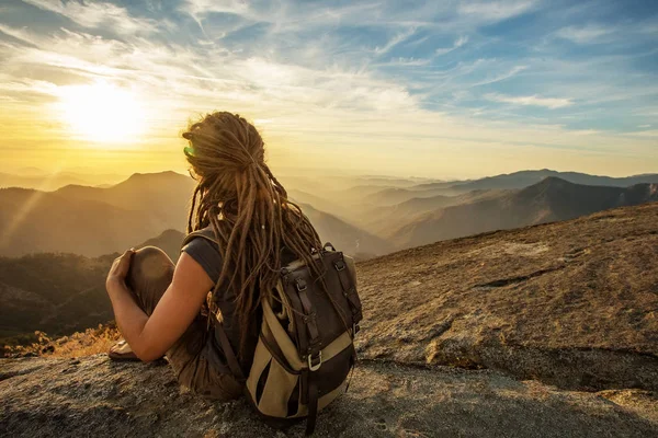 Uzun yürüyüşe çıkan kimse Sequoia national park, California, ABD Moro kayada günbatımı karşılar.