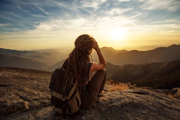 Uzun yürüyüşe çıkan kimse Sequoia national park, California, ABD Moro kayada günbatımı karşılar.