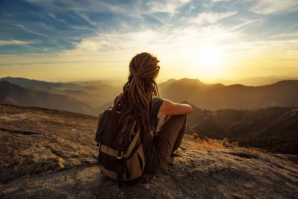 Uzun yürüyüşe çıkan kimse Sequoia national park, California, ABD Moro kayada günbatımı karşılar.