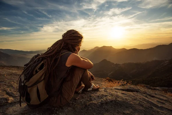 Uzun yürüyüşe çıkan kimse Sequoia national park, California, ABD Moro kayada günbatımı karşılar.