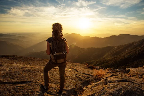 Uzun yürüyüşe çıkan kimse Sequoia national park, California, ABD Moro kayada günbatımı karşılar.