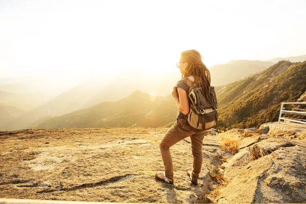 Uzun yürüyüşe çıkan kimse Sequoia national park, California, ABD Moro kayada günbatımı karşılar.