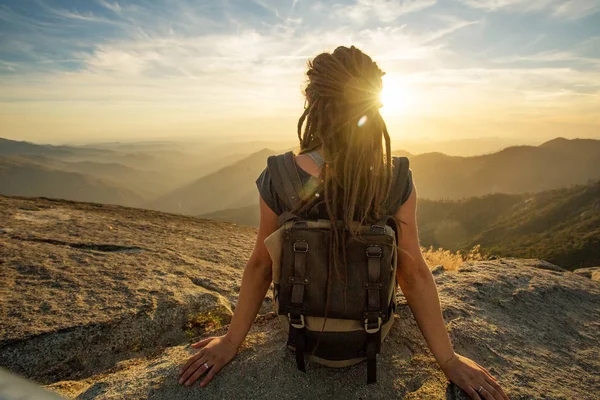 Hiker Bertemu Matahari Terbenam Batu Moro Taman Nasional Sequoia California — Stok Foto