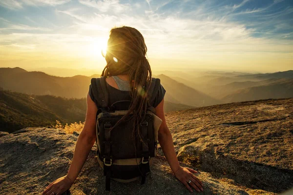 Hiker Voldoet Aan Zonsondergang Rots Van Moro Sequoia National Park — Stockfoto