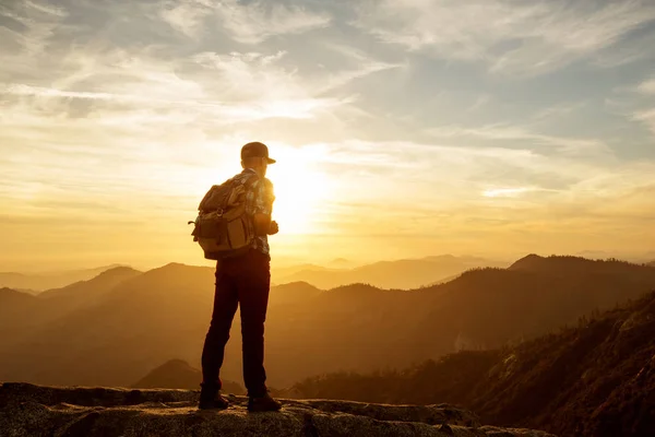 Hiker Întâlnește Apusul Soarelui Stânca Moro Din Parcul Național Sequoia — Fotografie, imagine de stoc