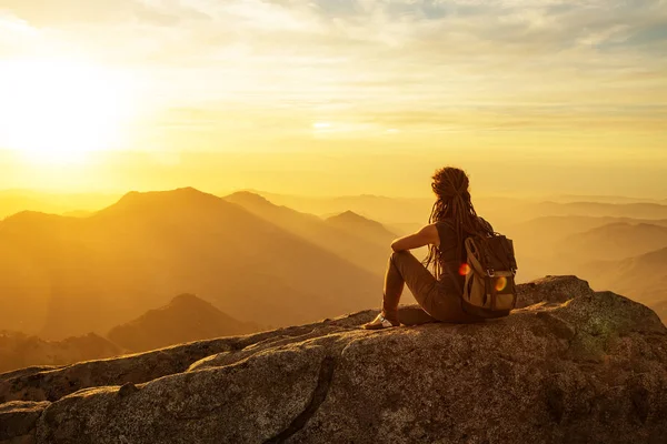 Wanderer Trifft Den Sonnenuntergang Auf Dem Moro Felsen Mammutbaum Nationalpark — Stockfoto