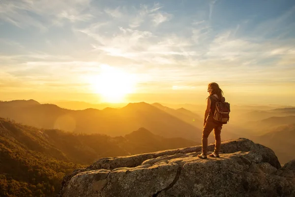 Uzun yürüyüşe çıkan kimse Sequoia national park, California, ABD Moro kayada günbatımı karşılar.