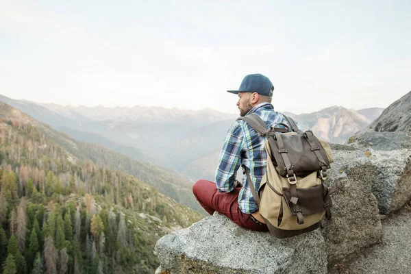 Hiker Bertemu Matahari Terbenam Batu Moro Taman Nasional Sequoia California — Stok Foto