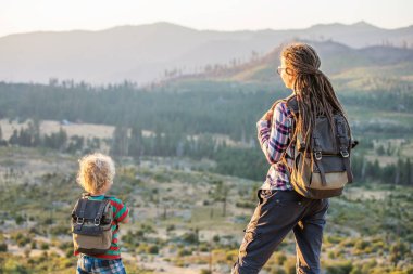Anne oğlu ile ziyaret California'daki Yosemite Milli Parkı