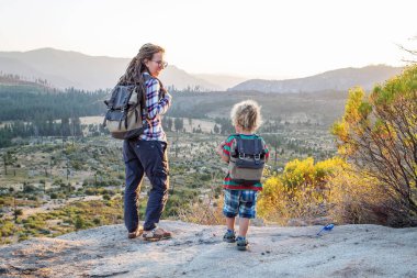 Anne oğlu ile ziyaret California'daki Yosemite Milli Parkı