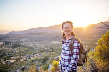 Uzun yürüyüşe çıkan kimse kadın ziyaret California'daki Yosemite Milli Parkı