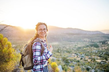Uzun yürüyüşe çıkan kimse kadın ziyaret California'daki Yosemite Milli Parkı