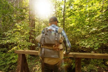 Uzun yürüyüşe çıkan kimse ziyaret California'daki Yosemite Milli Parkı