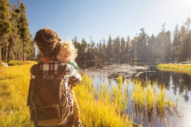 Anne oğlu ile ziyaret California'daki Yosemite Milli Parkı