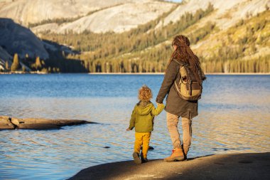 Anne oğlu ile ziyaret California'daki Yosemite Milli Parkı