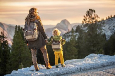 Anne oğlu ile ziyaret California'daki Yosemite Milli Parkı