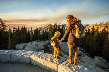 Anne oğlu ile ziyaret California'daki Yosemite Milli Parkı