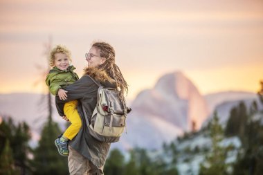 Anne oğlu ile ziyaret California'daki Yosemite Milli Parkı