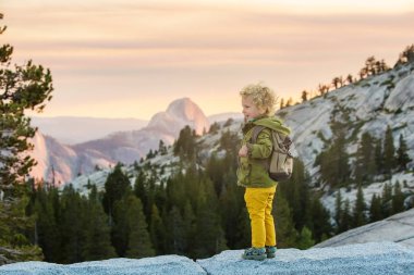 Uzun yürüyüşe çıkan kimse yürümeye başlayan çocuk ziyaret California'daki Yosemite Milli Parkı