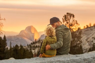 Mutlu bir aile ziyaret California'daki Yosemite Milli Parkı