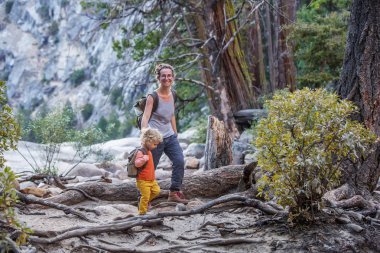 Anne oğlu ile ziyaret California'daki Yosemite Milli Parkı