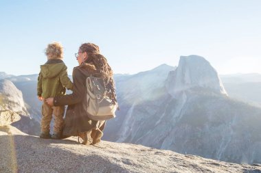 Anne oğlu ile ziyaret California'daki Yosemite Milli Parkı