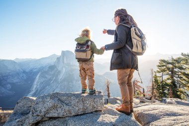 Anne oğlu ile ziyaret California'daki Yosemite Milli Parkı