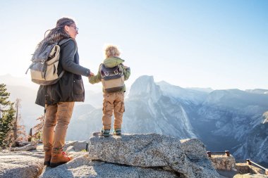 Anne oğlu ile ziyaret California'daki Yosemite Milli Parkı