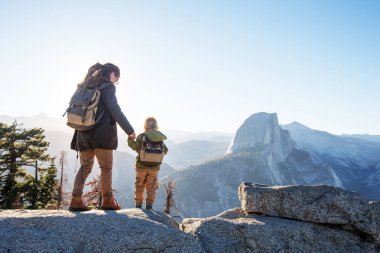 Anne oğlu ile ziyaret California'daki Yosemite Milli Parkı