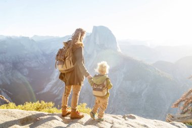 Anne oğlu ile ziyaret California'daki Yosemite Milli Parkı