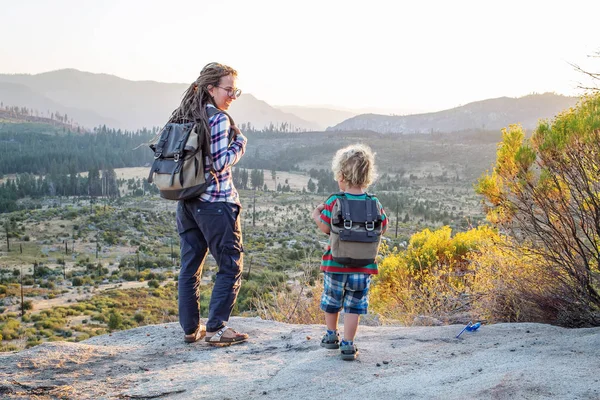 Ibu Dengan Anak Mengunjungi Taman Nasional Yosemite California — Stok Foto