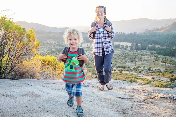 Ibu Dengan Anak Mengunjungi Taman Nasional Yosemite California — Stok Foto