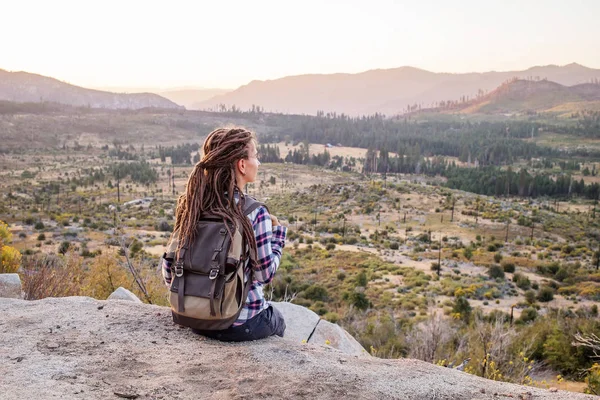 Wanita Pendaki Mengunjungi Taman Nasional Yosemite California — Stok Foto