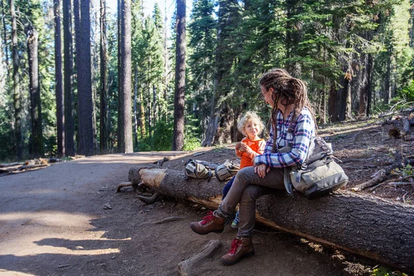 Madre Con Niño Pequeño Visita Parque Nacional Yosemite California —  Fotos de Stock
