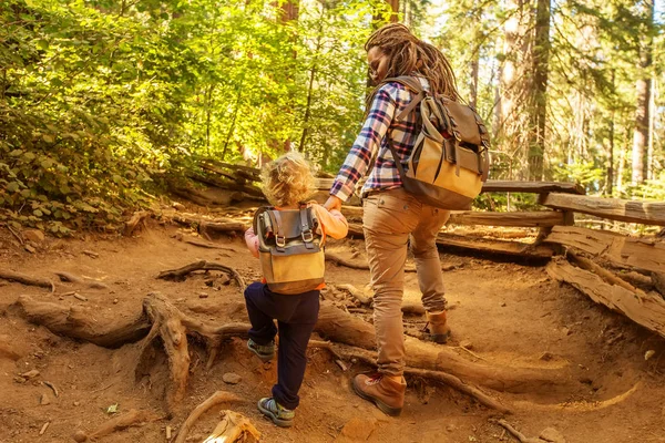 Ibu Dengan Balita Mengunjungi Taman Nasional Yosemite California Amerika Serikat — Stok Foto