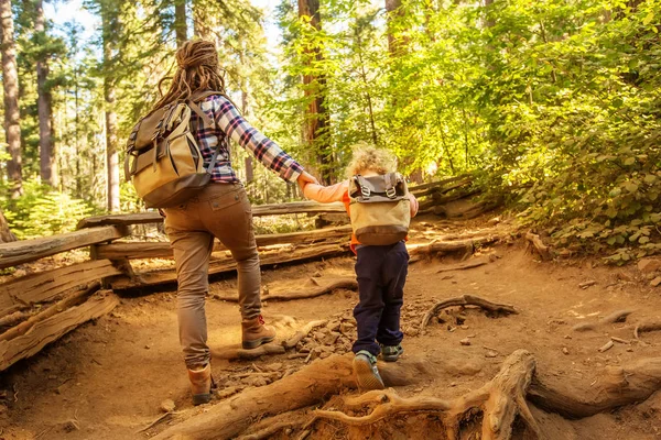 Мать Малышом Посещает Национальный Парк Йосемити Калифорнии Сша — стоковое фото