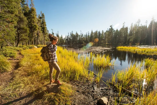 Wanita Pendaki Mengunjungi Taman Nasional Yosemite California — Stok Foto