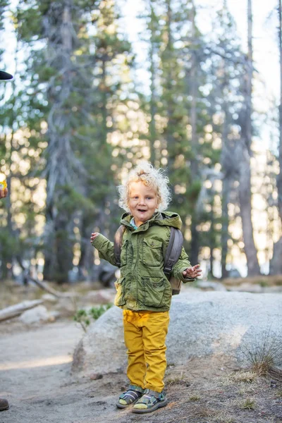 Anak Laki Laki Pejalan Kaki Mengunjungi Taman Nasional Yosemite California — Stok Foto