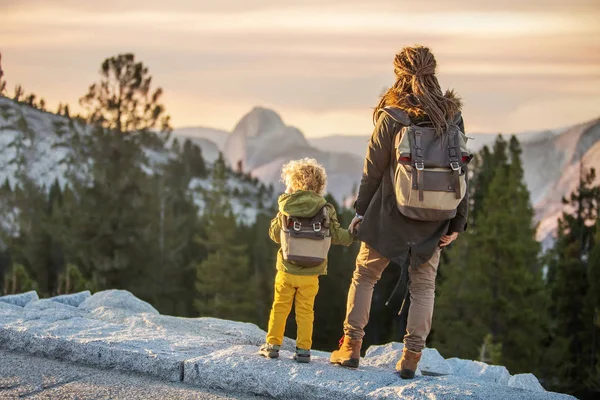 Anne oğlu ile ziyaret California'daki Yosemite Milli Parkı