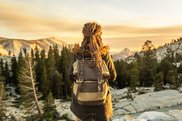 Tramp Žena Navštívit Yosemitský Národní Park Kalifornii — Stock fotografie