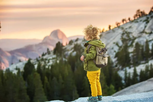 Caminhante Criança Menino Visita Parque Nacional Yosemite Califórnia — Fotografia de Stock