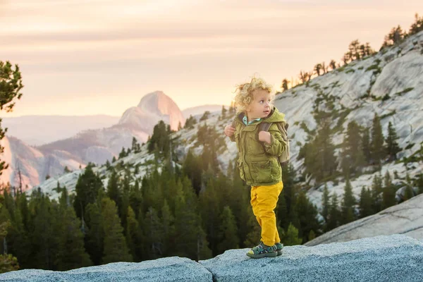 Természetjáró Totyogó Fiú Keresse Fel Yosemite Nemzeti Park Kaliforniában — Stock Fotó