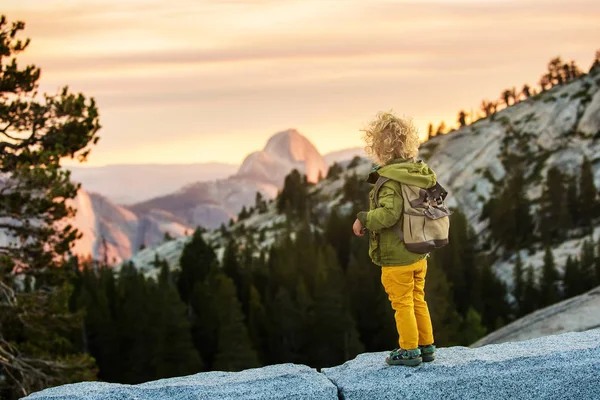 Randonneur Tout Petit Garçon Visite Parc National Yosemite Californie — Photo