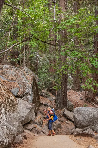 Anya Fia Keresse Fel Yosemite Nemzeti Park Kaliforniában — Stock Fotó