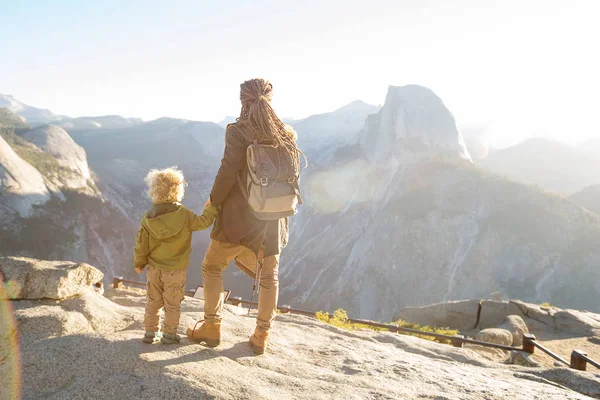 Matka Synem Navštívit Yosemitský Národní Park Kalifornii — Stock fotografie