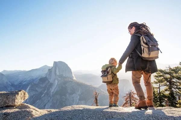 Ibu Dengan Anak Mengunjungi Taman Nasional Yosemite California — Stok Foto