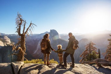 Mutlu bir aile ziyaret California'daki Yosemite Milli Parkı